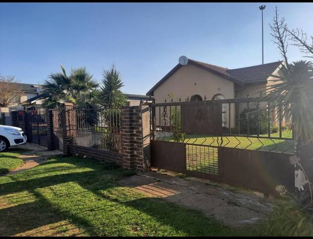 3 BEDROOM HOUSE FOR SALE IN SEBOKENG UNIT 3